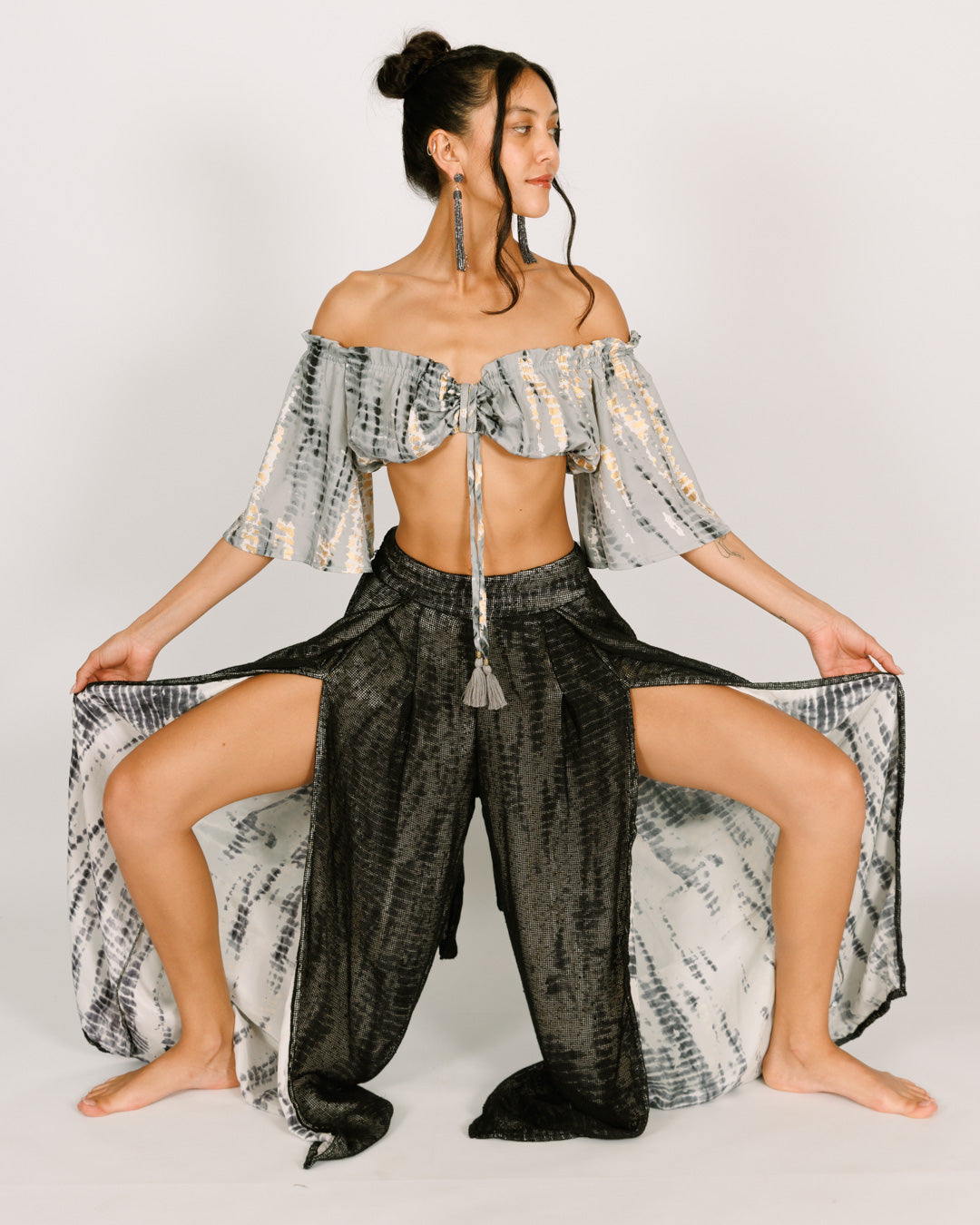 Long mesh pants, inner layer in gray and gold tie-dye, with slits