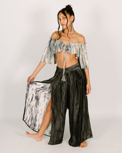 Long mesh pants, inner layer in gray and gold tie-dye, with slits