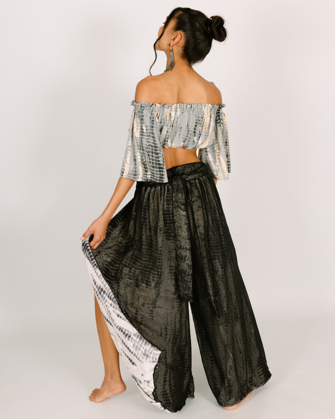 Long mesh pants, inner layer in gray and gold tie-dye, with slits