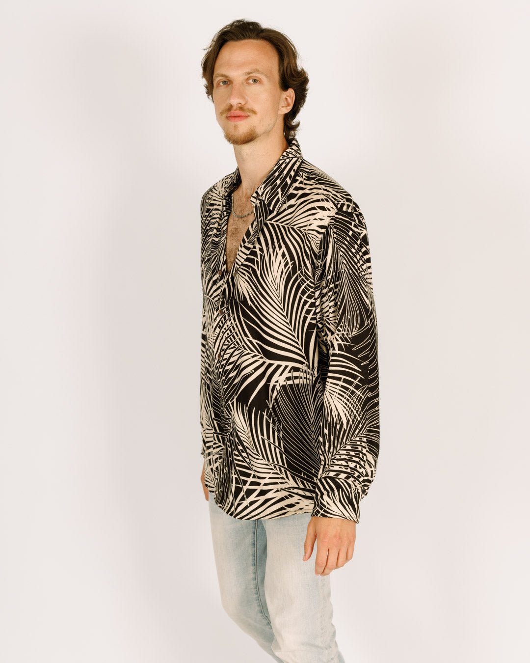 Long button-up viscose shirt for men - black and white leaves