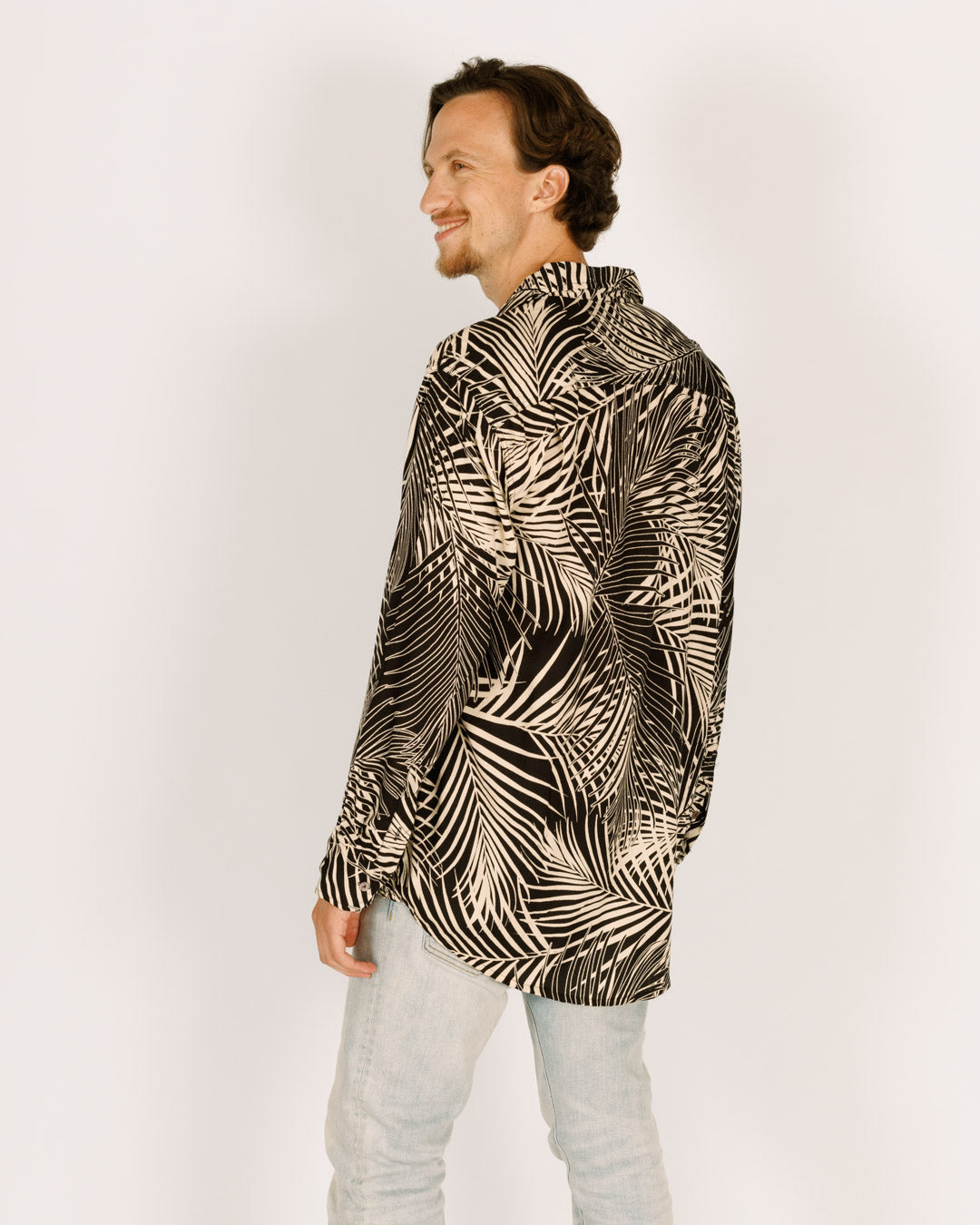 Long button-up viscose shirt for men - black and white leaves