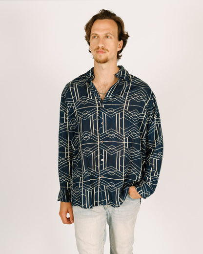 Long button-up viscose shirt for men - blue with geometric print