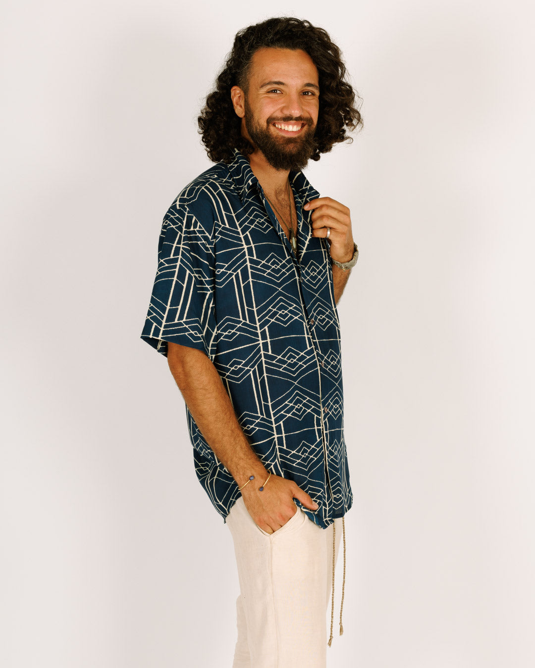 Short viscose button-up shirt for men - blue with geometric print