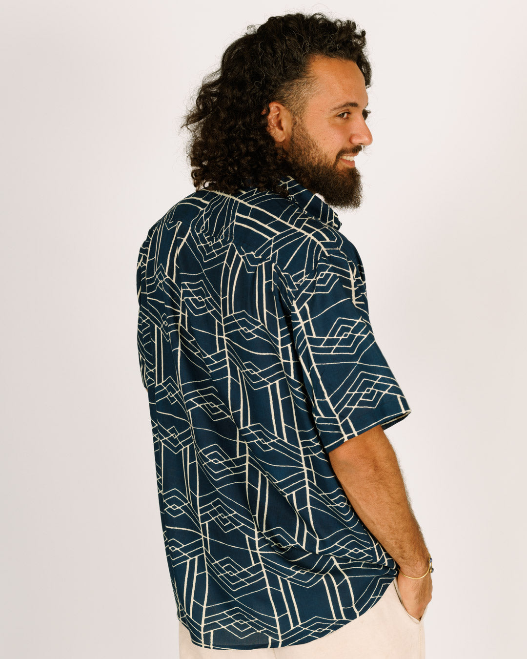 Short viscose button-up shirt for men - blue with geometric print